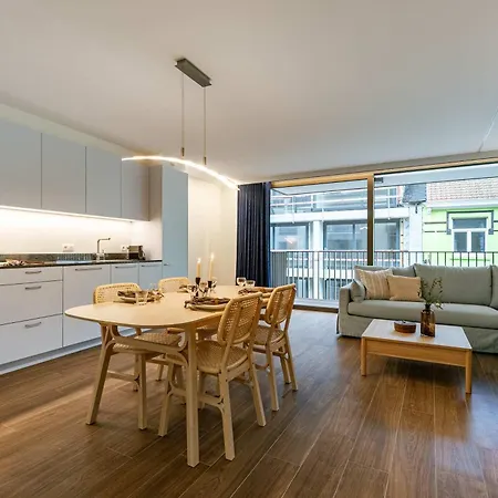 Huswell - Modern In Center *
